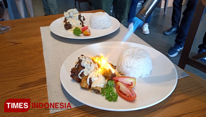 Penyajian Iga Bakar Leleh Ala Hotel Kokoon Banyuwangi saat dihidangkan kepada tamu. (FOTO: Riswan Efendi/TIMES Indonesia)