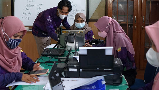 Panitia COIN EMAS saat melakukan rapat babak final English Massive (Foto: Protokol dan Komunikasi Pimpinan Sekretariat Daerah Kota Kediri)