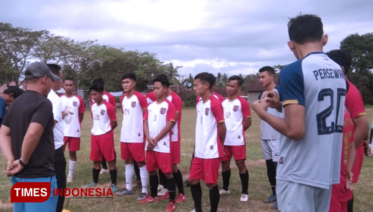 Mengintip Laga Sparring Persewangi Banyuwangi di Lapangan Ombak Laut Kaligesing