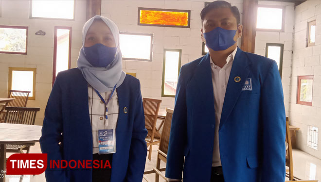 Bambang Prayogi didampingi Nina Haryati saat memberikan keterangan pers terkait Muscab V DPD PAN Kota Banjar (foto:Susi/TIMES Indonesia)