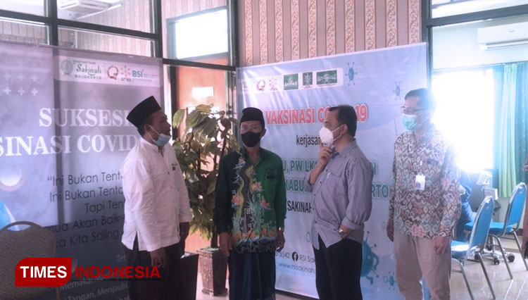 Jajaran PCNU Kabupaten Mojokerto bersama jajaran RSI Sakinah saat meninjau vaksinasi untuk warga nahdliyyin. Sabtu (21/8/2021). (Foto: Thaoqid Nur Hidayat/TIMES Indonesia)
