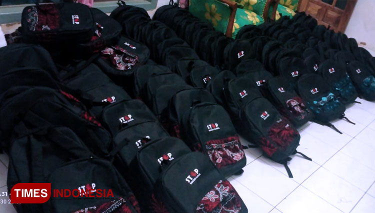 Samsul-saat-memperbaiki-tas-yang-sudah-dibuat-di-Desa-Bujur-Timur-3.jpg