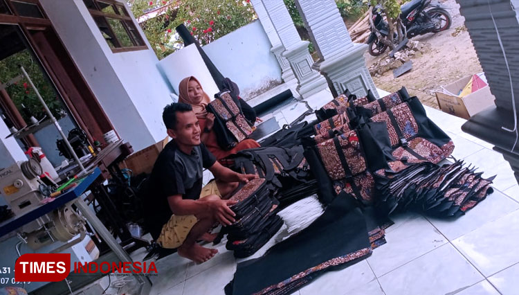 Berkat Mesin Jahit dari Bupati Pamekasan, Pemuda Bujur Timur Bisa Produksi Tas Gendong