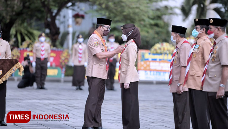 Gubernur Jabar Ridwan Kamil meluncurkan Super Apps Pramuka Jabar Juara saat upacara Peringatan Hari Pramuka ke-60 di Halaman Gedung Sate, Kota Bandung, Jumat (20/8/21). (FOTO: Humas Jabar for TIMES Indonesia)