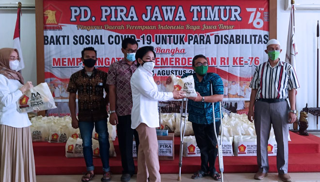 Ketua PD PIRA Jatim, Yayuk Padmi Rahayu menyerahkan bantuan paket sembako kepada kawan-kawan penyandang disabilitas di Kantor DPD Gerindra Jatim, Sabtu (21/8/2021). (foto: Dok.Gerindra Jatim)