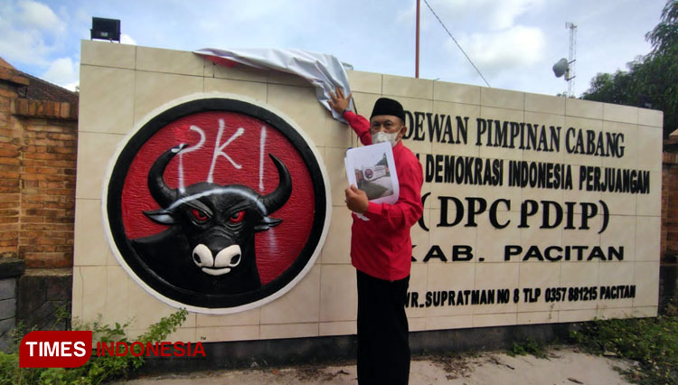 Bukti aksi vandalisme bertuliskan PKI di pagar depan Kantor DPC PDIP Pacitan dan saat jajaran pengurus DPC PDIP Pacitan gelar konferensi pers mengecam tindakan teror bertulis PKI. (Foto: Yusuf/TIMES Indonesia)