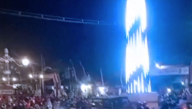 Menara merak yang disebut-sebut ikon baru Ponorogo menjadi tempat berkerumun warga. (FOTO:Tangkapan layar)