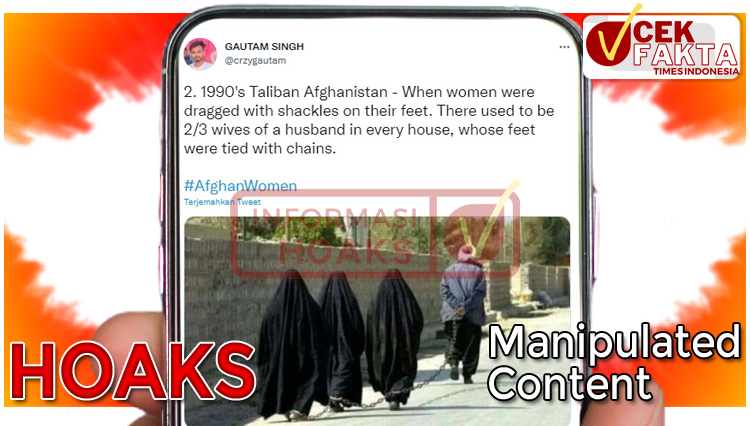Foto dan narasi tiga perempuan berjalan dengan kaki dirantai.