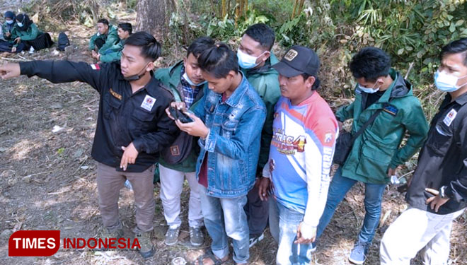 Mahasiswa MBKM Teknik Sipil Unisla bersama dengan warga membuat peta potensi Desa Pataan, Kecamatan Sambeng, Kabupaten Lamongan, Jumat, (21/8/2021). (Foto: Ja’far Shodiq)