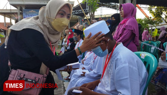Warga dan Takmir masjid Asnawi berbagi bersama ratusan anak yatim piatu. (FOTO: Happy/TIMES Indonesia)