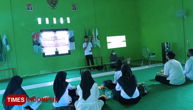 Penyampaikan materi oleh Rohmadi jurnalis TIMES Indonesia biro Jombang kepada para pelajar NU di aula MWCNU Kabuh Jombang (Foto: Della for TIMES Indonesia)