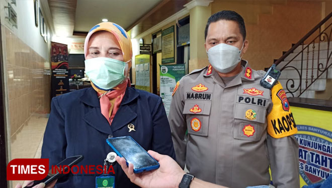 Ketua PN Banyuwangi Nova Flory Bunda bersama Kapolresta Banyuwangi AKBP Nasrun Pasaribu memberikan keterangan. (FOTO: Agung Sedana/ TIMES Indonesia)