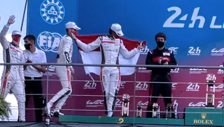 Pebalap Indonesia Sean Gelael (dua kanan) mengangkat tropi setelah finis kedua balapan FIA World Endurance Championship 24 Hours of Le Mans di Paris, Minggu (22/8/2021) untuk kategori balapan kelas LMP2 bersama Tim JOTA. (foto: ANTARA/HO/Tim JOTA)