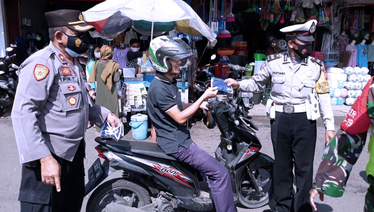 Warga-di-kawasan-pertokoan-Pasar-Sindangkasih-Kecamatan-Sindangkasih.jpg
