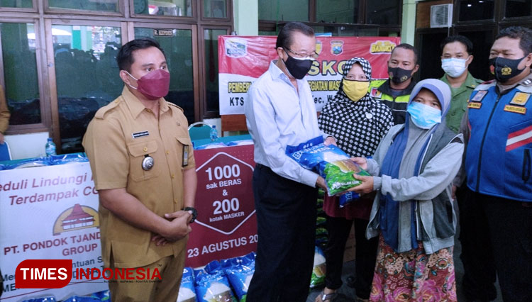 menyerahkan-bantuan-ribuan-sembako-dan-masker-di-Desa-Tambak-Sumur-Sidoarjo-3.jpg