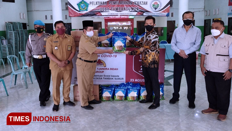 Pondok Tjandra Indah Group saat menyerahkan bantuan ribuan sembako dan masker di Desa Tambak Sumur Sidoarjo. (FOTO: Ammar Ramzi/Times Indonesia)