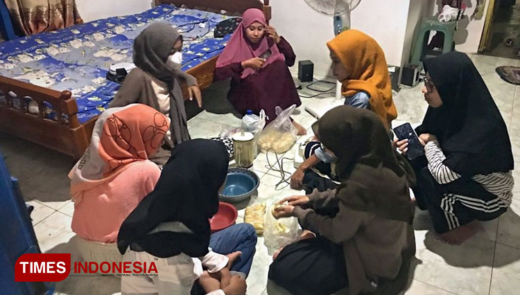 Mahasiswa KSM Tematik Unisma Malang mengolah buah siwalan dan Legen menjadi kerupuk Siwalan.