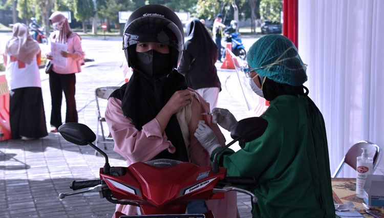 Mahasiswa UMY ketika mengikuti vaksinasi di Kampus UMY. (FOTO: Fajar Rianto/TIMES Yogyakarta)