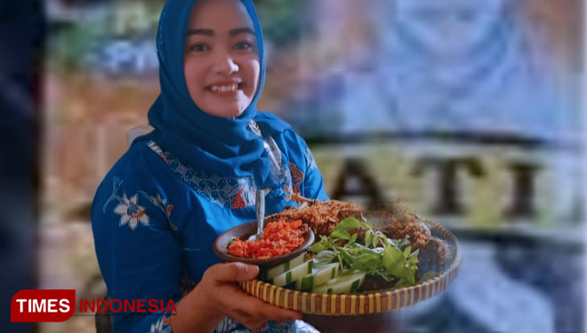 Endah Cahyaningrum dari beternak bebek kini beralih menjadi pengusaha rumah makan Bebek Goreng Esemu Patik Ponorogo. (FOTO: Marhaban/TIMES Indonesia)
