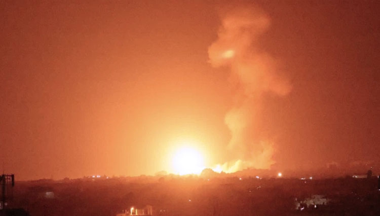 Bola api membumbung setelah serangan udara di Khan Yunis di Jalur Gaza selatan, Senin malam. (FOTO: Said Khatib/AFP via Al Jazeera)