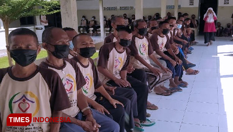Kaum disabilitas mental yang ada di Panti Lali Jiwo Kecamatan Wangon tertib antre untuk divaksin pencegahan Covid-19. (FOTO: Titin For TIMES Indonesia)