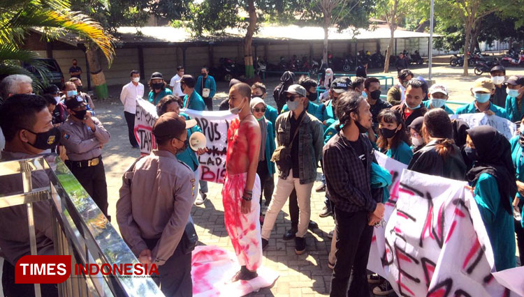 Mahasiswa Uniska gelar aksi di depan kantor rektorat Uniska Kediri (Foto: Canda Adisurya/TIMES Indonesia)