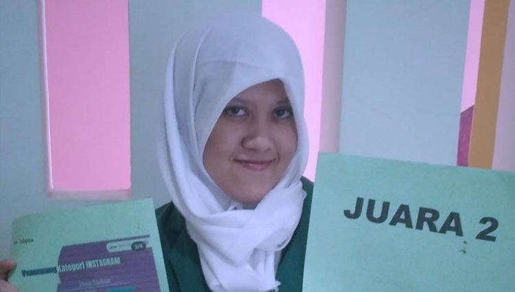 Potret Patrecia menunjukan Poster yang membawanya Juara ke-2 (Foto: Humas Unusa)