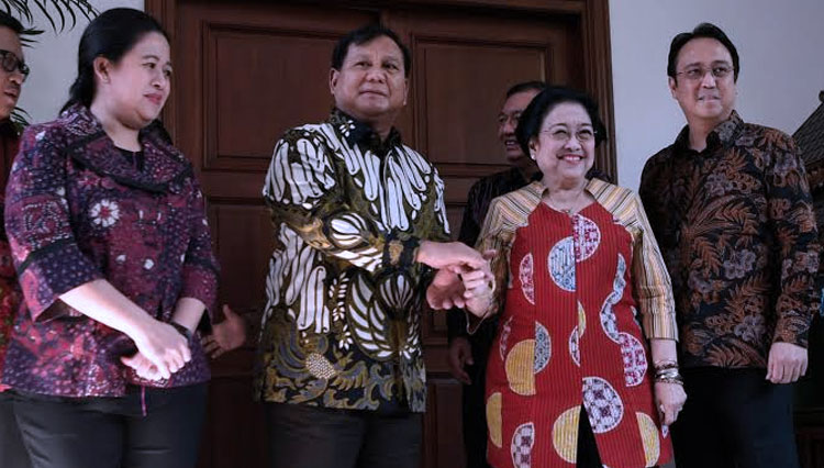 Ketua Umum PDI Perjuangan Megawati Soekarnoputri menyambut kunjungan Ketu Umum Partai Gerindra Prabowo Subianto di kediamannya, Jakarta. (FOTO: Dok. Istimewa)