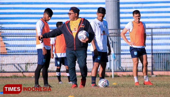 Pelatih Persela, Iwan Setiawan memberikan arahan kepada pemainnya. (FOTO: MFA Rohmatillah/TIMES Indonesia)