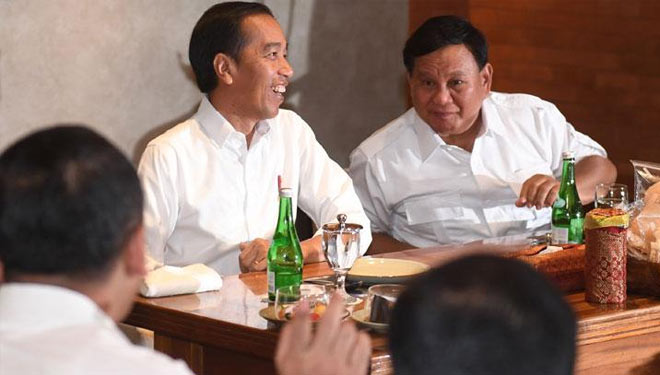 Presiden Jokowi (kiri) berbincang dengan Ketua Umum Partai Gerindra Prabowo Subianto (kanan) saat pertemuan di FX Senayan, Jakarta, Sabtu, 13 Juli 2019. (FOTO: Antara).