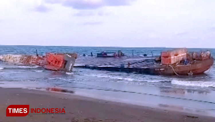 Alat Berat dalam Kapal Tongkang yang Kandas di Pangandaran Jatuh