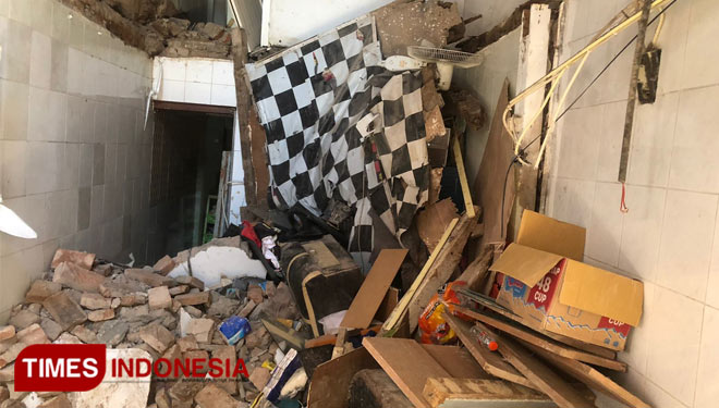 Karena Kayu Lapuk, Rumah di Tambaksari Ambruk