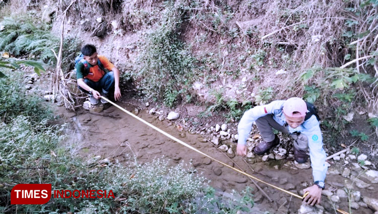 Jauhar Ihsan, mahasiswa MBKM Program Studi Teknik Sipil Unisla, ketika menunjukkan salah satu irigasi persawahan di Desa Pataan, Kecamatan Sambeng, Kabupaten Lamongan, Selasa, (24/08/2021). (Foto: Ja’far Shodiq (CR-161)/AJP TIMESINDONESIA)