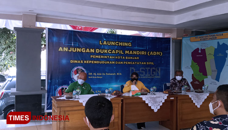 Wali Kota didampingi PLT Kadis Disdukcapil, H Agus Nugraha saat launching ADM (foto: Susi/TIMES Indonesia)