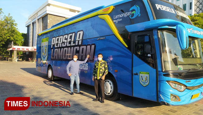 Pembina Persela,Yuhronur Efendi (batik hijau) dan Manajer Persela, Edy Yunan Achmadi, saat memperkenalkan bus Persela Lamongan, Kamis (26/8/2021). (FOTO: MFA Rohmatillah/ TIMES Indonesia)