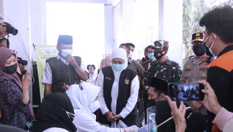 Wujudkan Santri Herd Immunity, Khofifah Pantau Langsung Vaksinasi di PP Lirboyo Kediri