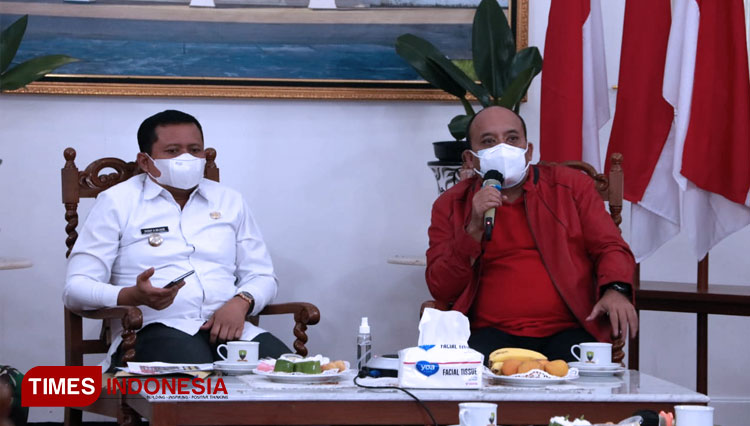 Ketua DPRD Sumedang, Irwansyah Putra bersama Bupati Dony Ahmad Munir saat rapat koordinasi terkait penerapan PPKM dengan pejabat Fokopimda di Gedung Negara, Rabu (25/8/2021). (FOTO: Humpro DPRD for TIMES Indonesia) 