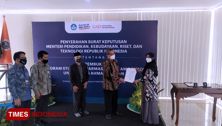 Rektor UAD, Dr. Muchlas ketika menyerahkan SK Izin Pembukaan Program Doktoral Prodi Ilmu Farmasi UAD kepada Dekan Fakultas Farmasi UAD. (FOTO: A.Tulung/TIMES Indonesia)