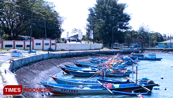 Perahu nelayan yang biasanya ikut larung sesaji, kini banyak sandar di dermaga karena situasi pandemi Covid-19. (FOTO: Estanto Prima Yuniarto/TIMES Indonesia)