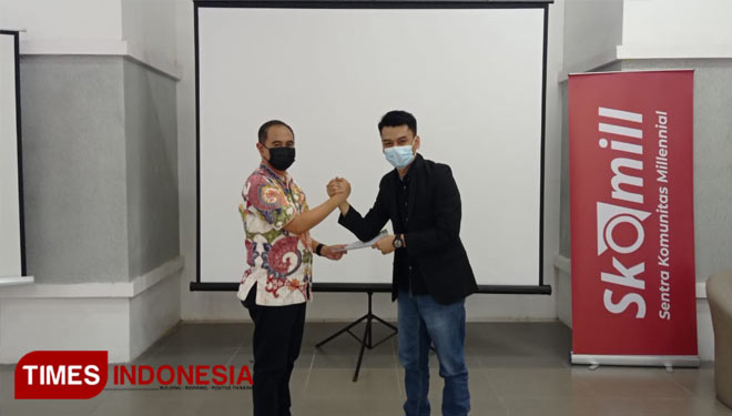 (Kiri) Ketua Koperasi Skomill Viki Yossida berasama CEO Griyamu.com Gemilang Putra Dalam Penandatanganan MOU. (FOTO: Gilar Aditiyo H/TIMES Indonesia)