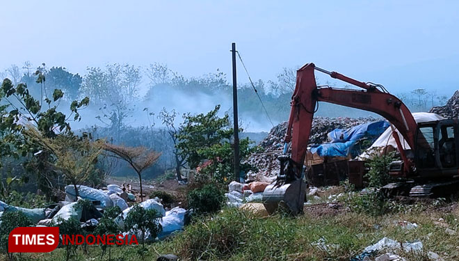 Lokasi TPA Kadipaten, Kabupaten Majalengka, Jawa Barat, terbakar. (Foto: Jaja Sumarja/TIMES Indonesia)