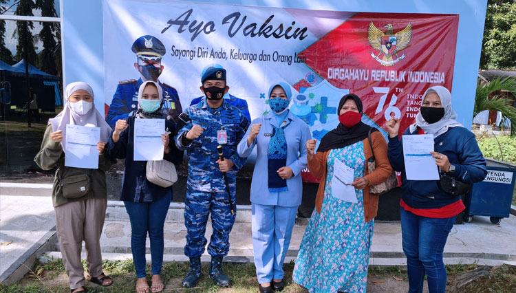 meninjau-kegiatan-vaksinasi-di-Lapangan-Apel-Lanud-ZAM-Mataram-3.jpg