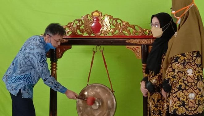 Rektor ITNY Dr Ir Ircham ketika membukan seminar bertema Adaptasi Transportasi di Masa Pandemi yang diselenggarakan oleh Institut Teknologi Nasional Yogyakarta (ITNY) dan Forum Studi Transportasi Antar Perguruan Tinggi (FSTPT). (FOTO: ITNY)