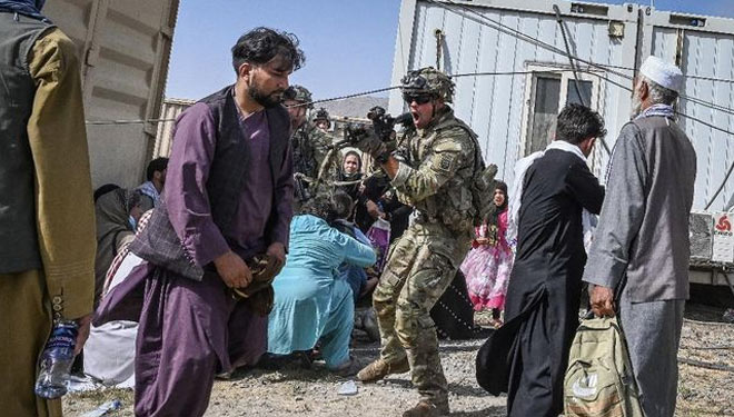 Situasi setelah bom bunuh diri di Kabul Afganistan. (FOTO: AFP)