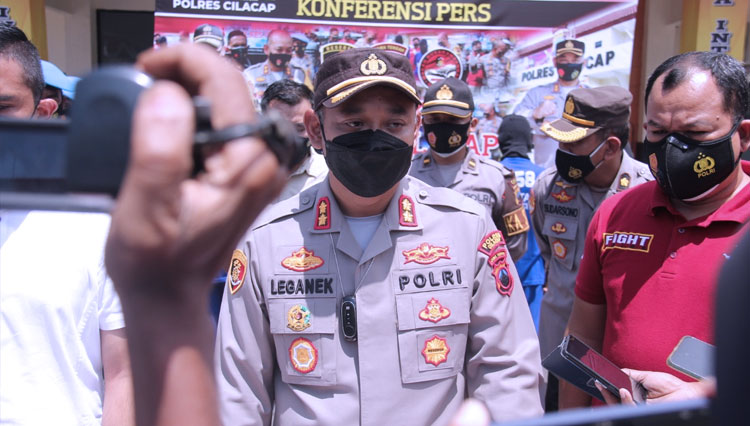 Kapolres Cilacap memberikan keterangan kepada awak media dalam jumpa pers perkara penganiayaan anak punk. (FOTO: Humas Polres Cilacap for TIMES Indonesia)