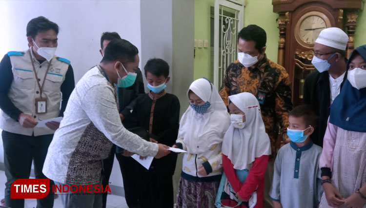 Manager PLN UP3 Sumedang, Redi Zusanto saat memberikan santunan kepada anak yatim di Masjid As-Sholihat Jatinangor (FOTO: Alan Dahlan/TIMES Indonesia)