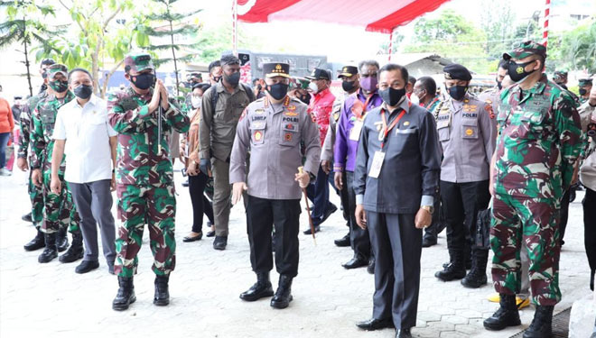 Panglima TNI Marsekal TNI Hadi Tjahjanto, bersama Kapolri Jenderal Pol Listyo Sigit Prabowo, dan Menpora, saat meninjau Isoter Terapung Papua.  (Foto: Puspen TNI) 