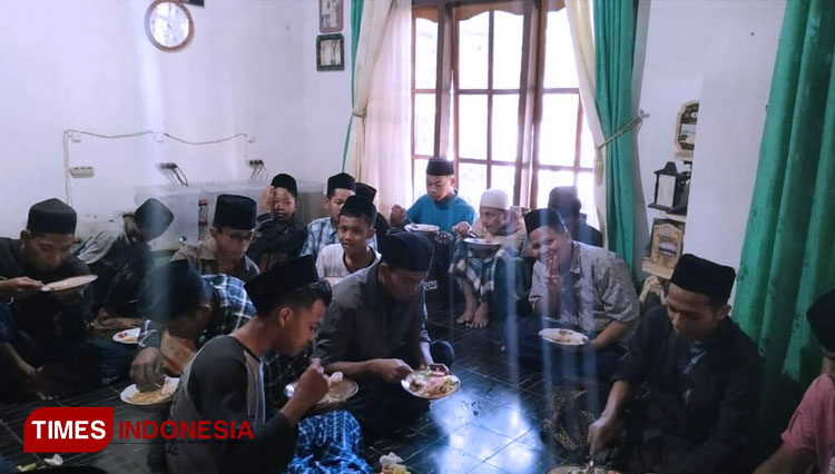 Suasana makan gratis santri putra di rumah pengasuh Ponpes Tremas (Foto: Yusuf Arifai/TIMES Indonesia)