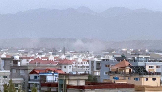 Asap mengepul ke udara beberapa saat setelah serangan bom bunuh diri terjadi di sekitar bandara Kabul, Afghanistan.(FOTO: BBC/Getty Image)