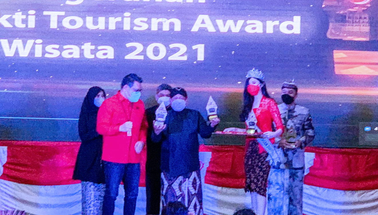 Penyerahan penghargaan Trisakti Tourism Award. (Foto : Humas Pemkab Bantul)